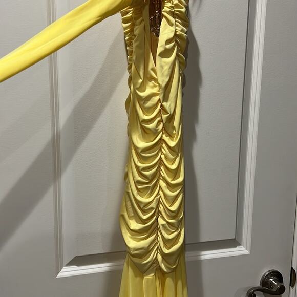 Yellow Cache’ Silk Crystal Detailed Gown size 2 - Picture 7 of 9